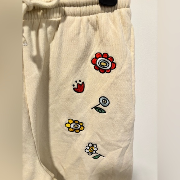 Winner the Pooh with Embroidered Floral Details - Picture 2 of 4